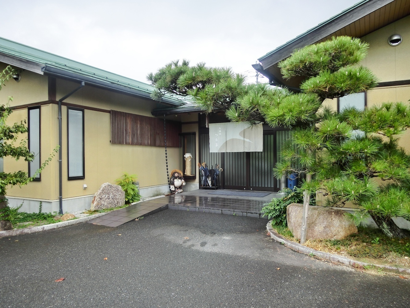 松に迎えられるお膳処つる家の玄関と外観